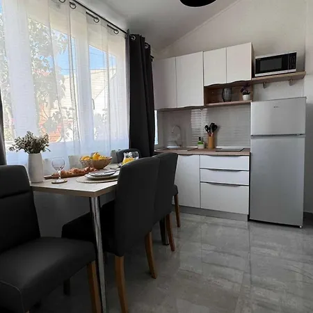 Elegant With Garden Terrace Apartman Trogir