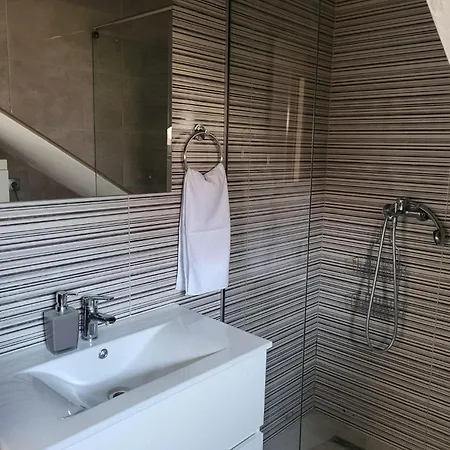 Apartman Elegant With Garden Terrace